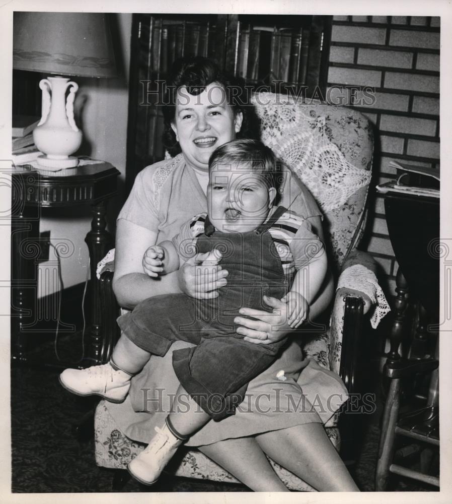 1952 Press Photo Mrs William Taylor w/ her son Bobby - Historic Images