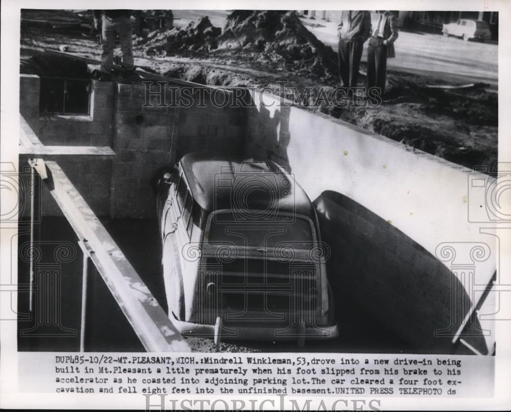 1954 Press Photo Car Crashed Into Drive-In In Mt. Pleasant Michigan - Historic Images