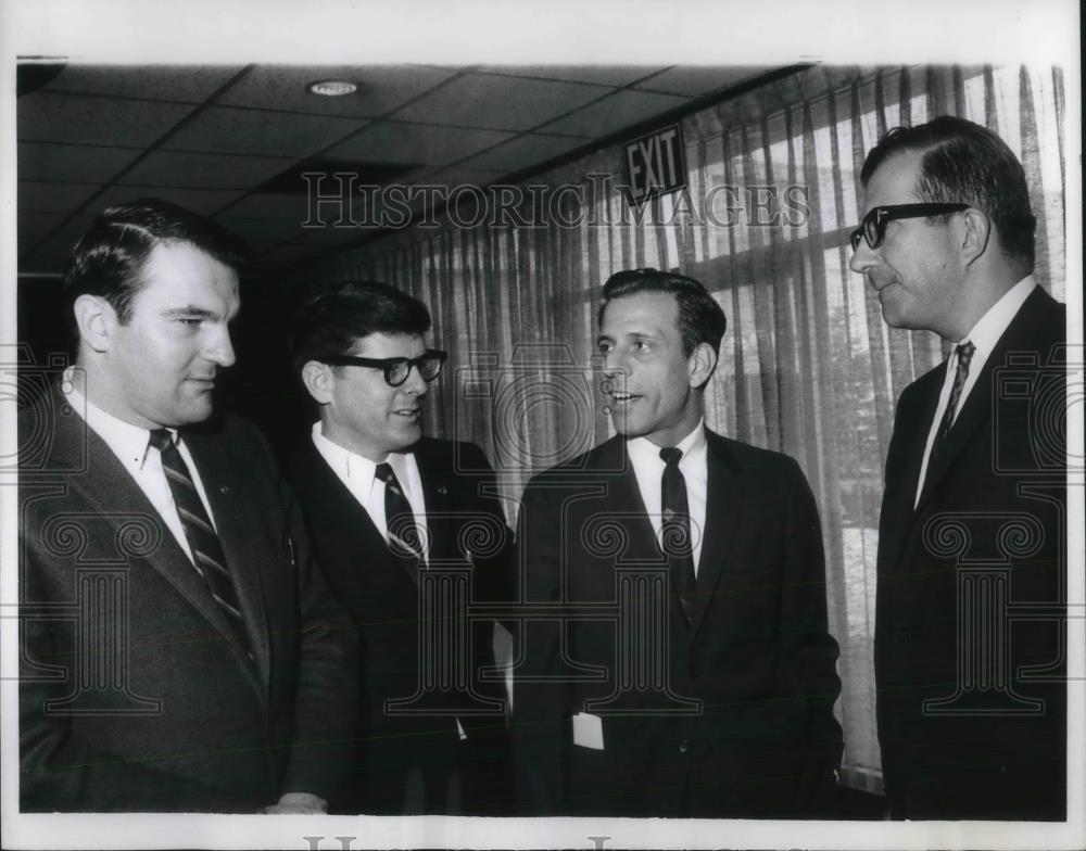 1968 Press Photo Charles Richards, Richard Kiley, Jospeh Cascella. - Historic Images