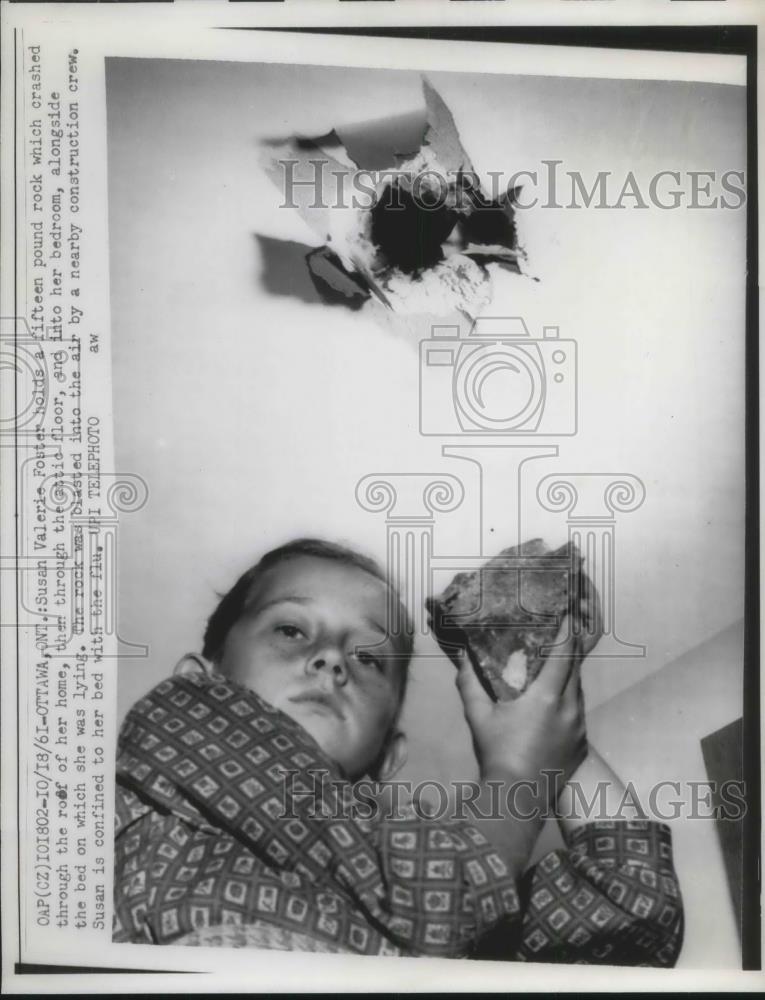 1961 Press Photo Child Susan Foster Holds Giant Rock That Crashed Through Home - Historic Images