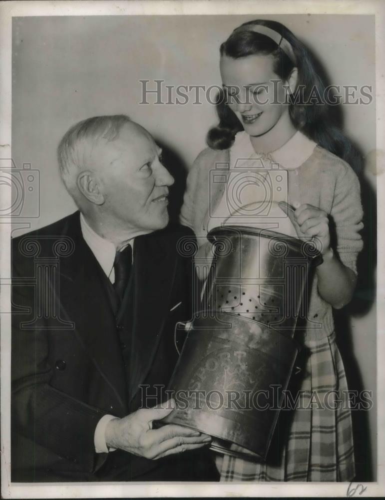 1944 Press Photo Atlanta, Ga Ernest Thoades &amp; granddaughter Virginia Hall - Historic Images