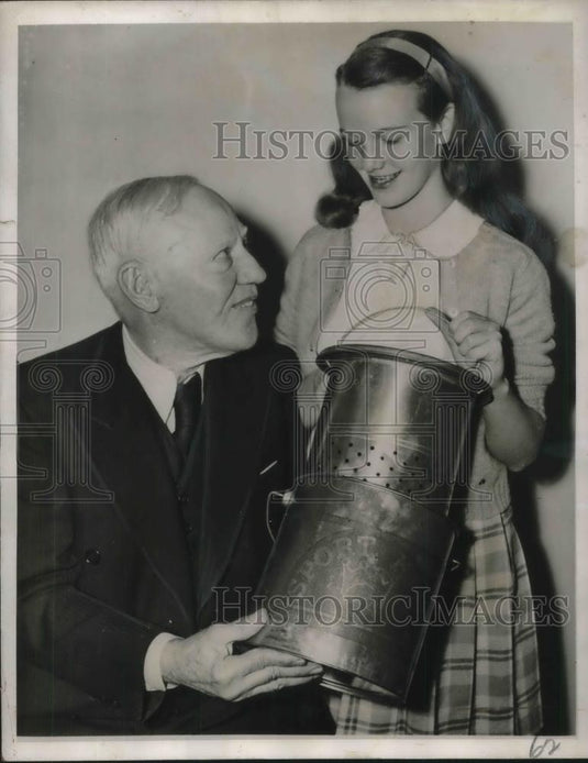 1944 Press Photo Atlanta, Ga Ernest Thoades & granddaughter Virginia Hall - Historic Images
