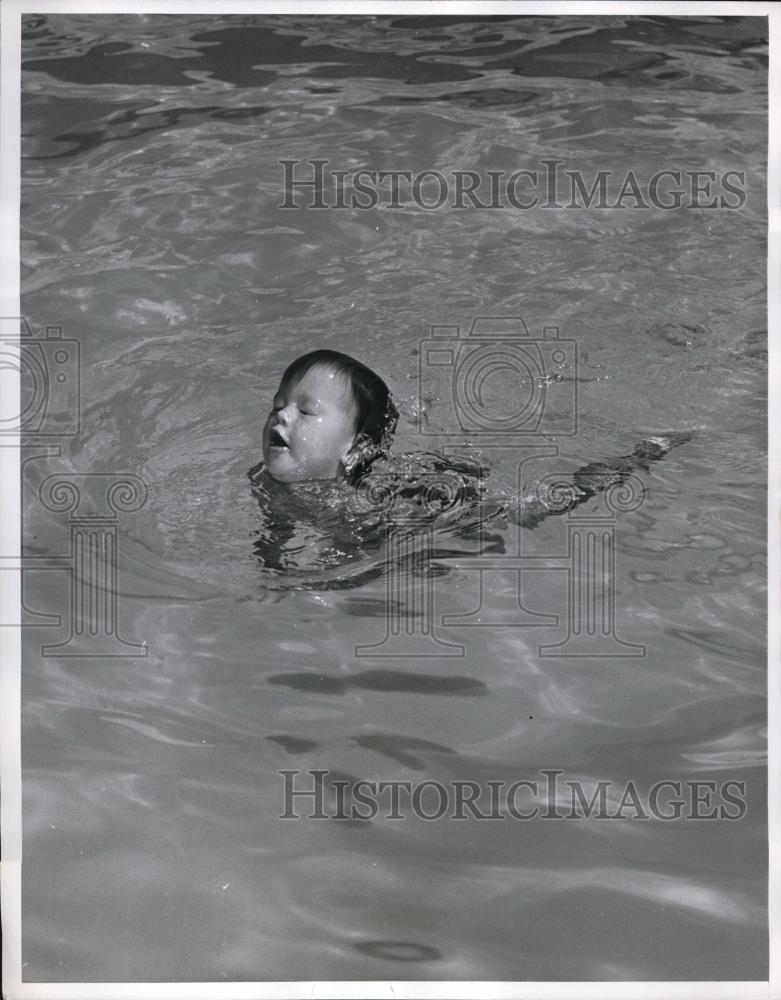 1961 Press Photo Baby Joy Sheldon comes up for gulf of air at the Pool. - Historic Images