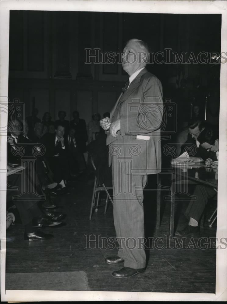 1946 Press Photo Roger Baldwin speaks out at Town Meeting - Historic Images