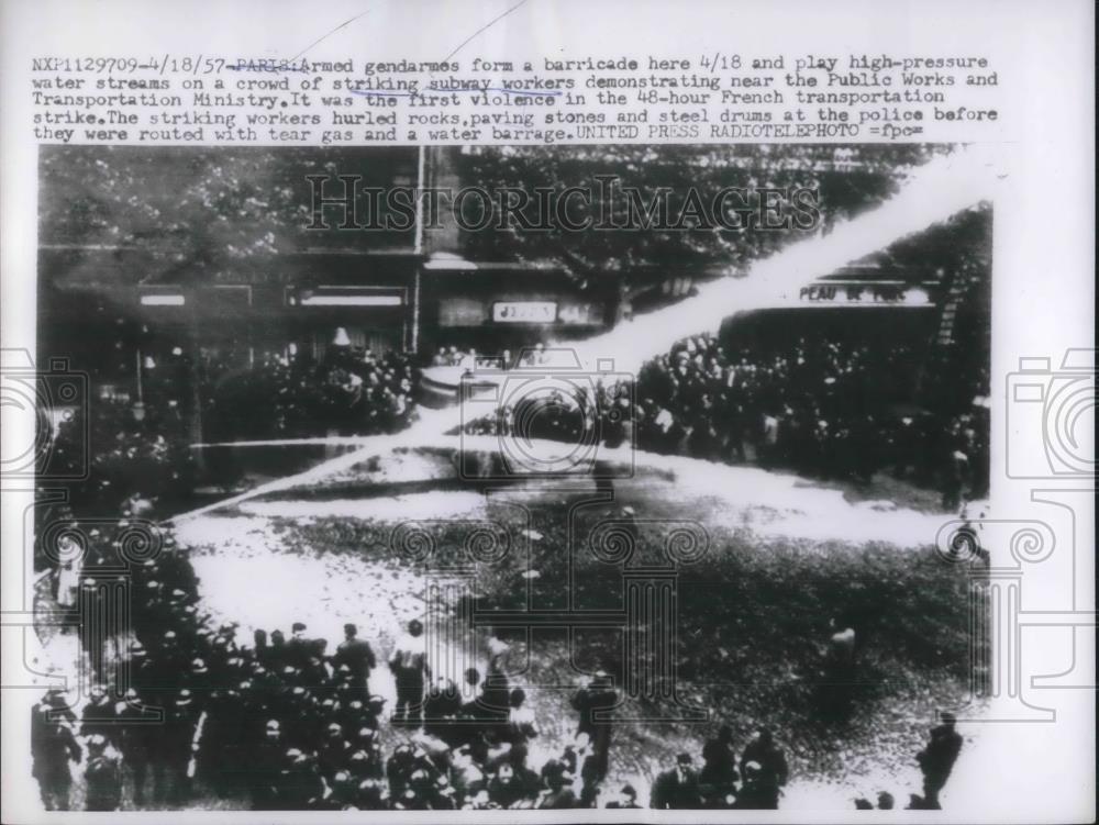 1957 Press Photo Armed gendarmes form  barricade against striking subway workers - Historic Images