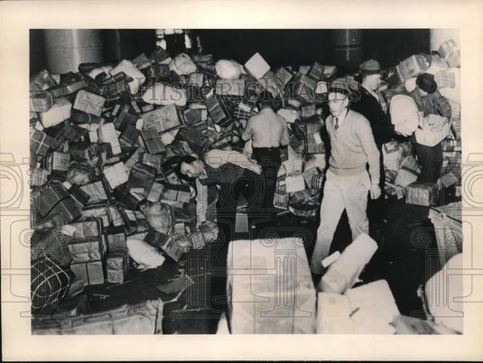 1948 Press Photo Boston Massachusetts Postal Clerks Post Office - Historic Images