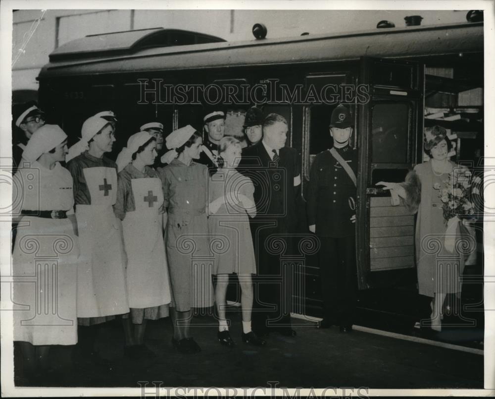 1939 Press Photo London, Queen Elizabeth &amp; honor guard of Red Cross nurses - Historic Images