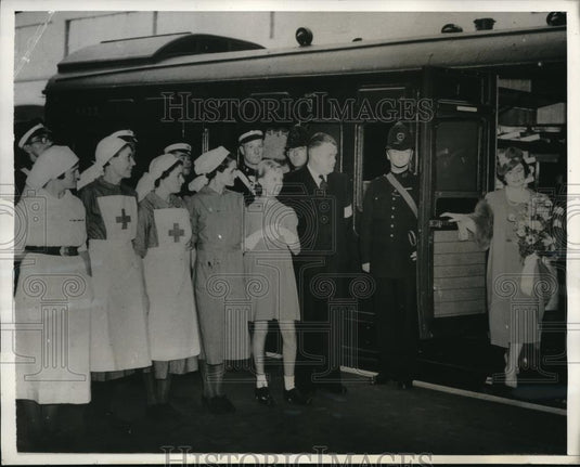 1939 Press Photo London, Queen Elizabeth & honor guard of Red Cross nurses - Historic Images