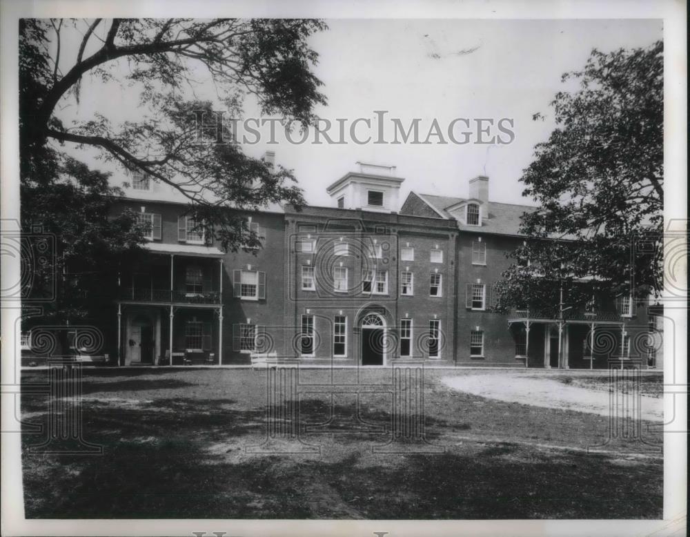 1949 Press Photo Endowment given to school by Judge George Armstrong - Historic Images