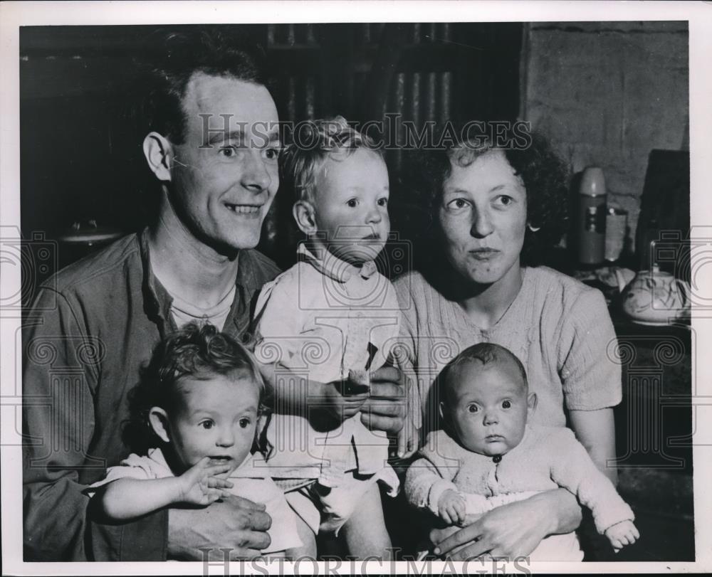 1953 Press Photo Sydney, Australia Mrs Mavis Bone &amp; 3 babies born in 19 mnt span - Historic Images