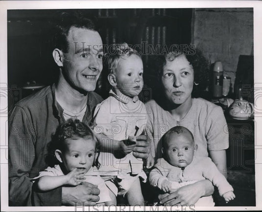 1953 Press Photo Sydney, Australia Mrs Mavis Bone & 3 babies born in 19 mnt span - Historic Images