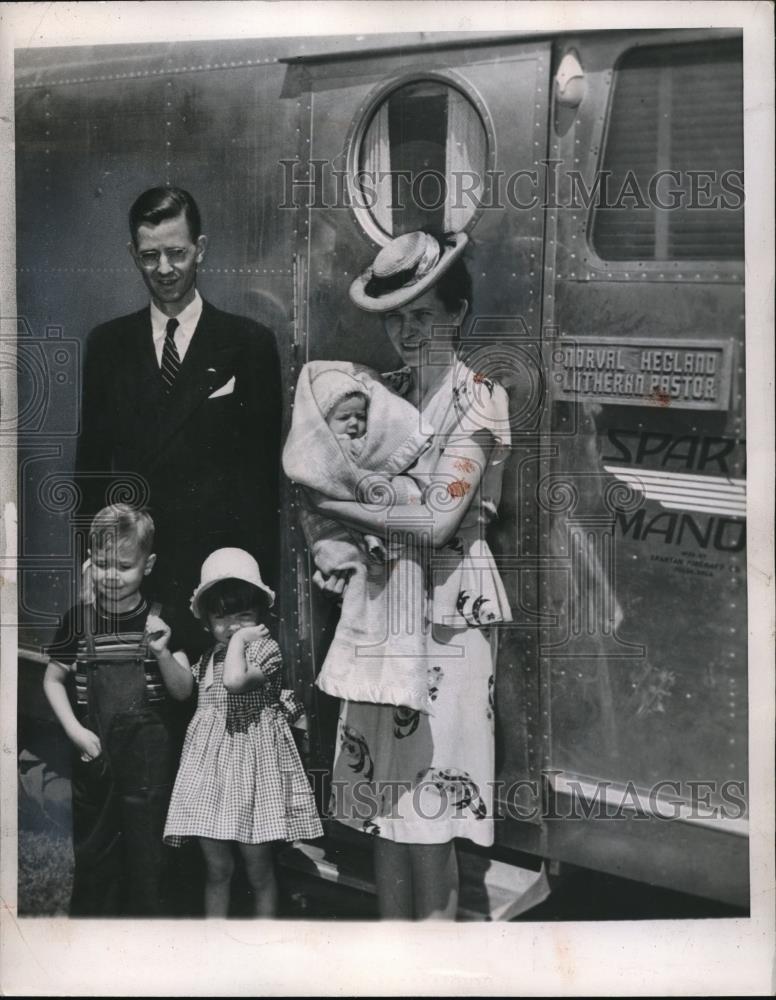 1947 Press Photo Reverend Norval Hagland With Evangelist Family Before Flight - Historic Images