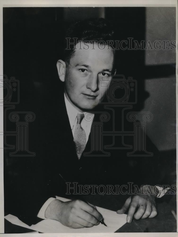 1935 Press Photo John V Lewis32 Year Old Tax Collector for Internal Revenue Ser - Historic Images