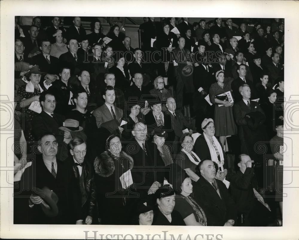 1942 Press Photo The crowd present at the Public Hall C.D. rally - Historic Images