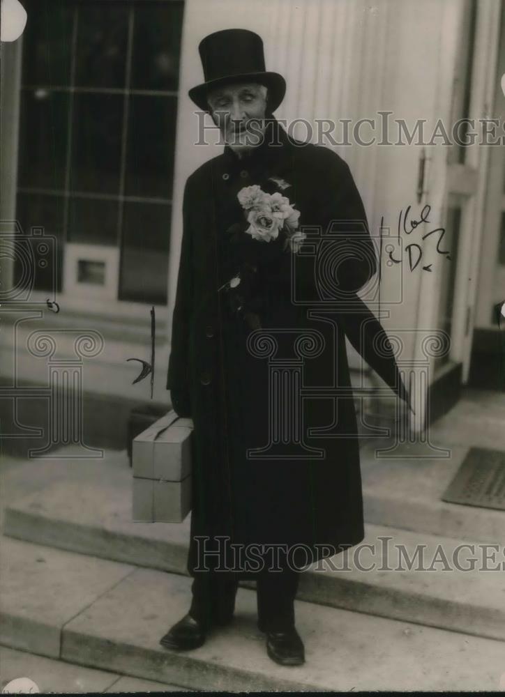 1921 Press Photo Jos Wordle, 87, distrubtes flowers to the poor and sick. - Historic Images