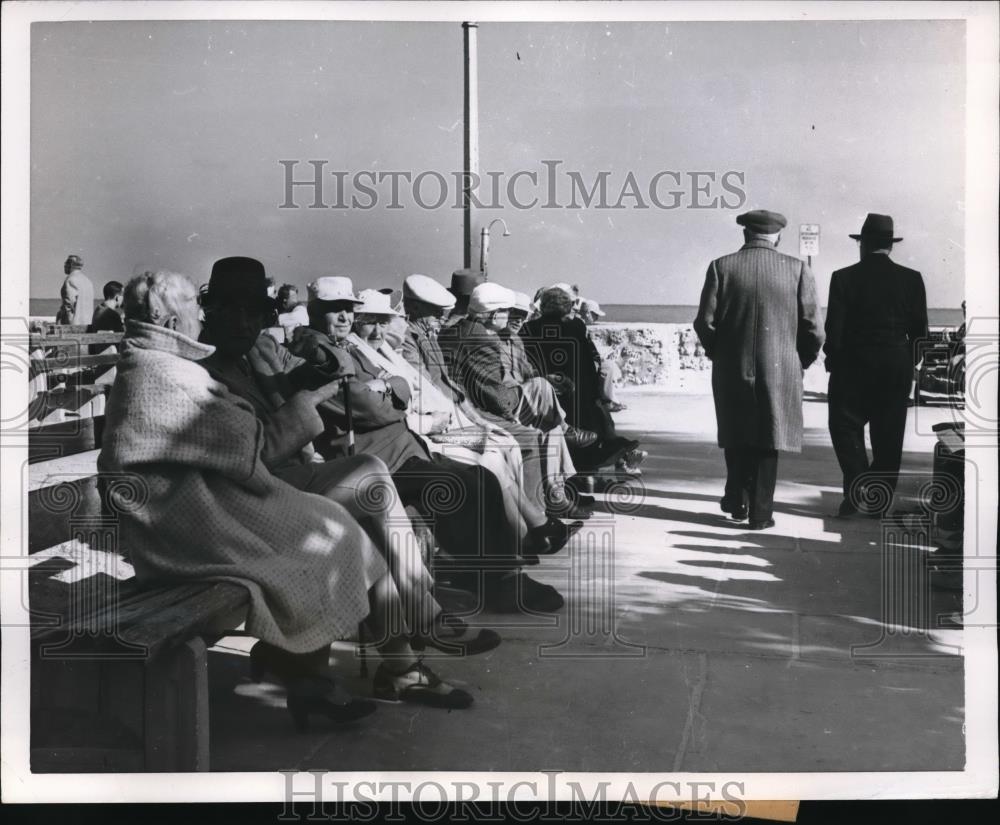 1956 Press Photo Tourists Bundled Up in Florida - Historic Images