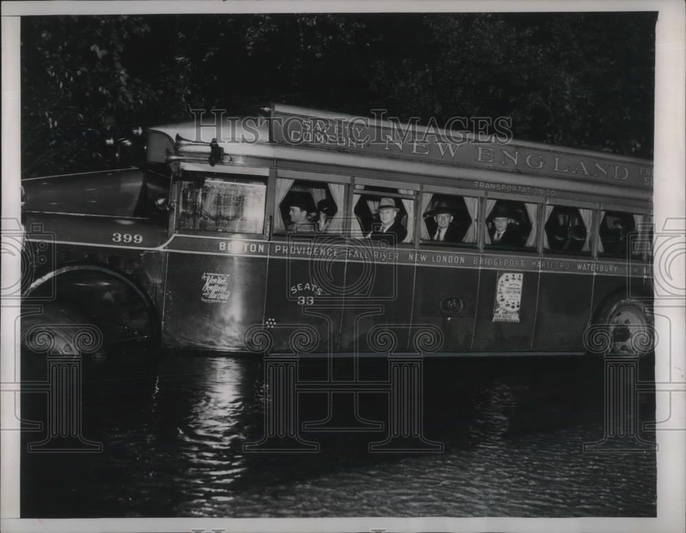 1938 Press Photo Danbury, Conn bus caught in flood waters of Norwalk River - Historic Images