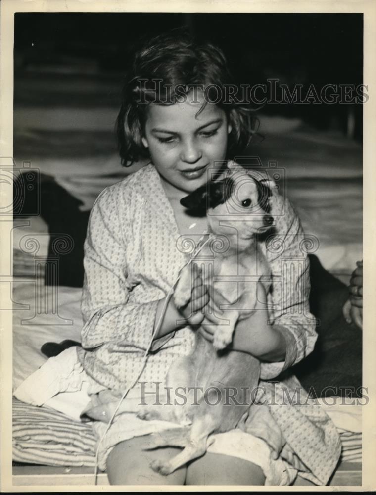 1937 Press Photo Girl sneaked pup into spent train - Historic Images