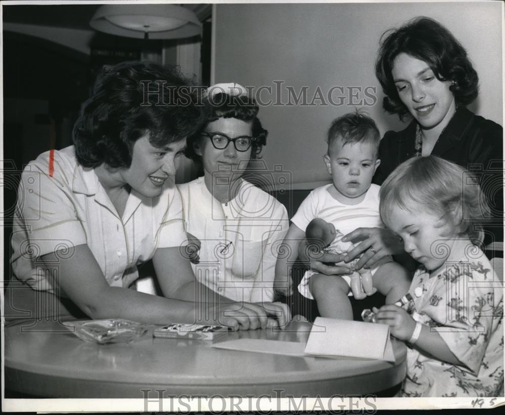 1965 Press Photo Boston Floating Hospital where parents stay overnight to serve - Historic Images