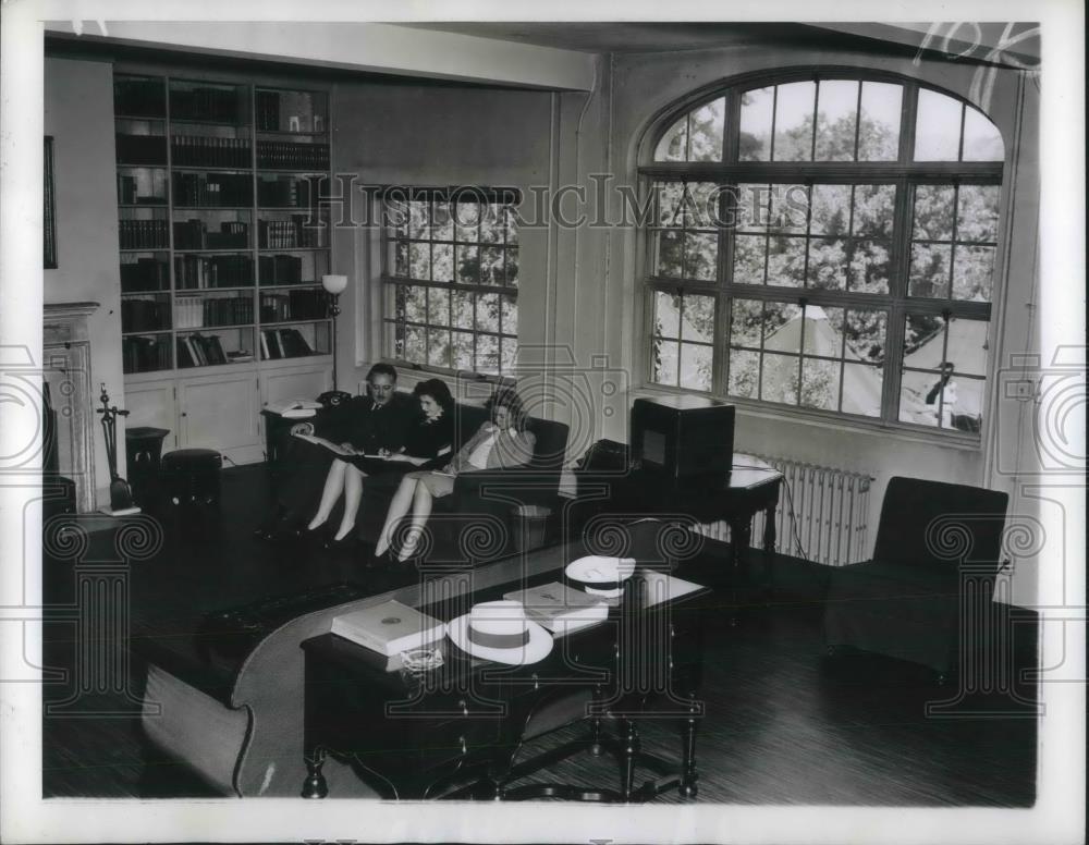 1944 Press Photo The work room at Dumbarton oaks - Historic Images