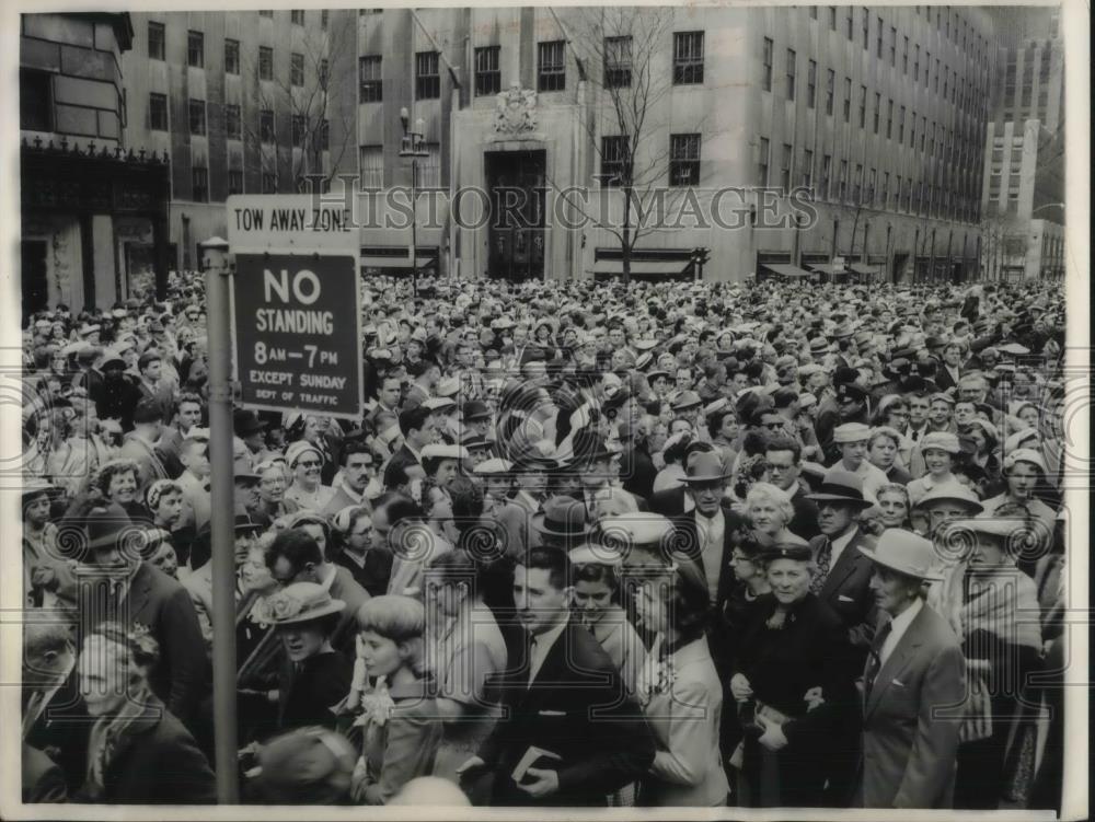 1957 Press Photo NYC Easter sunday crowds at St Patrick&#39;s cathedral - Historic Images