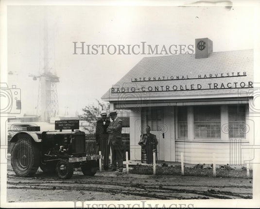 1934 Press Photo Rufus Dawes, A. McKinistry With Radio Controlled Tractor - Historic Images