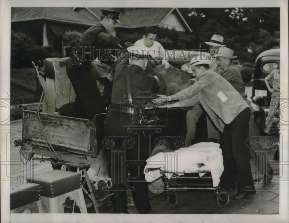 1947 Press Photo Atlanta, Ga body found in rear of pick up truck &amp; police - Historic Images