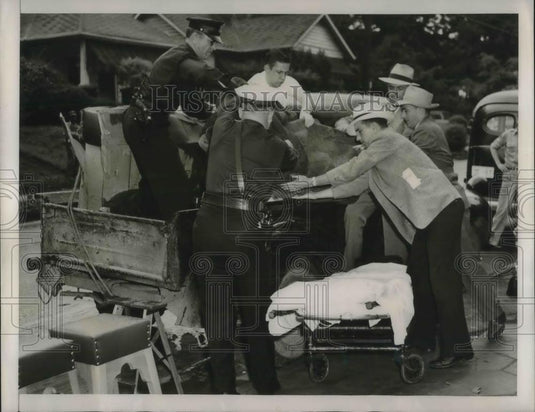 1947 Press Photo Atlanta, Ga body found in rear of pick up truck & police - Historic Images