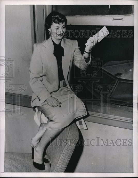 1953 Press Photo Jeanette Darnal holds 17,000 Royalty Check That flew out of - Historic Images