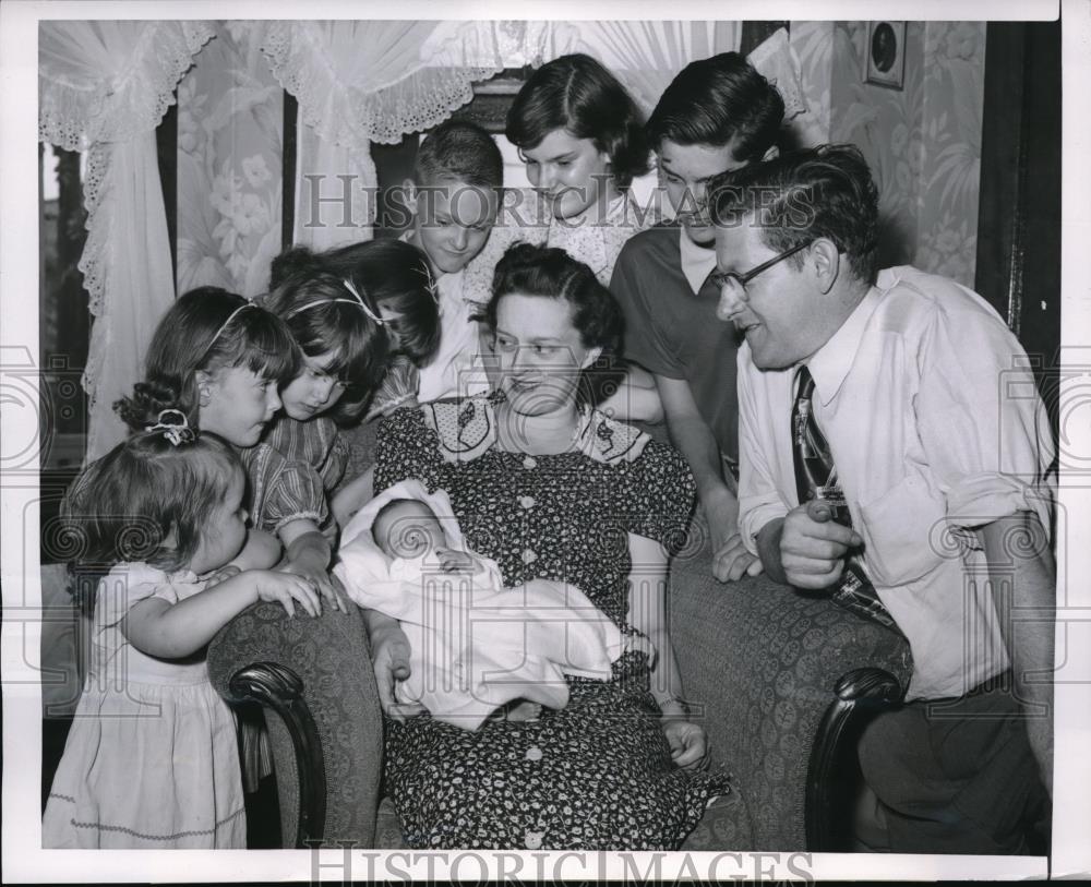 1954 Press Photo Chicago, Mr &amp; Mrs  Thomes &amp; their 11 children - Historic Images