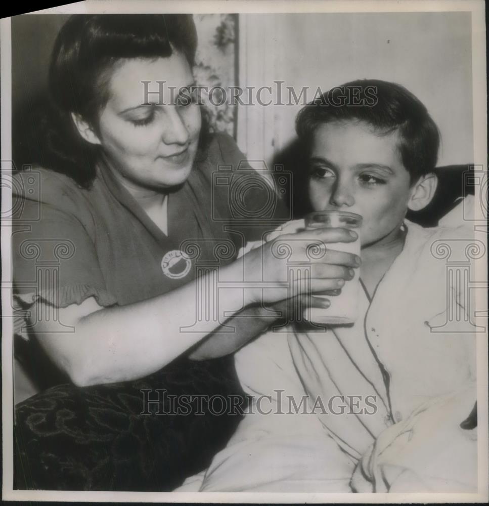 1947 Press Photo Marjorie Preno Gives Runaway Child William Preno Glass Of Milk - Historic Images