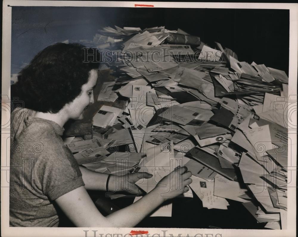 1951 Press Photo Mrs Margaret Harry Postal Clerk United States Post Office - Historic Images