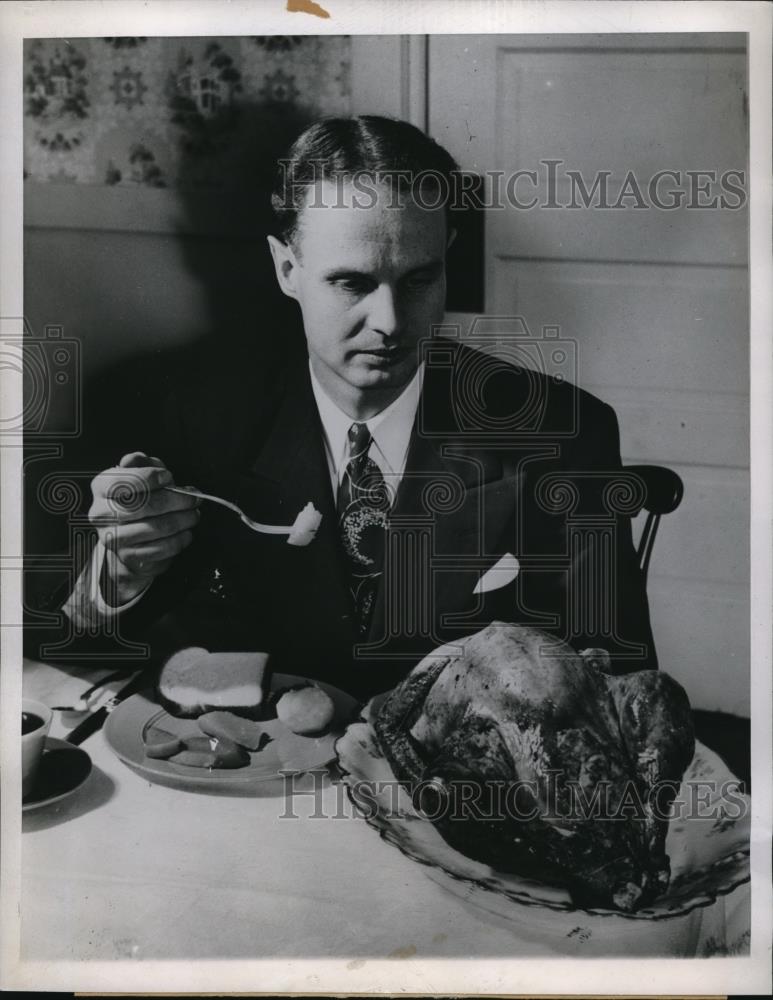 1947 Press Photo Rev Phillip W. Sarles, ended his month-long fast with a turkey - Historic Images