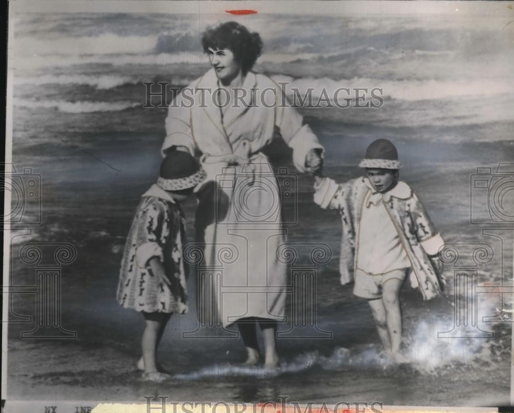 1955 Press Photo Gloria Vanderbilt Stokowsky with children at Miami Beach - Historic Images