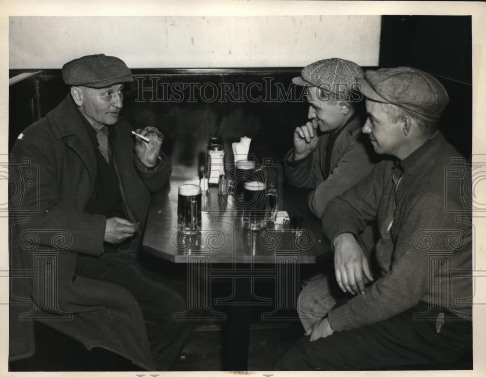 1935 Press Photo Men at a diner restaurant - Historic Images