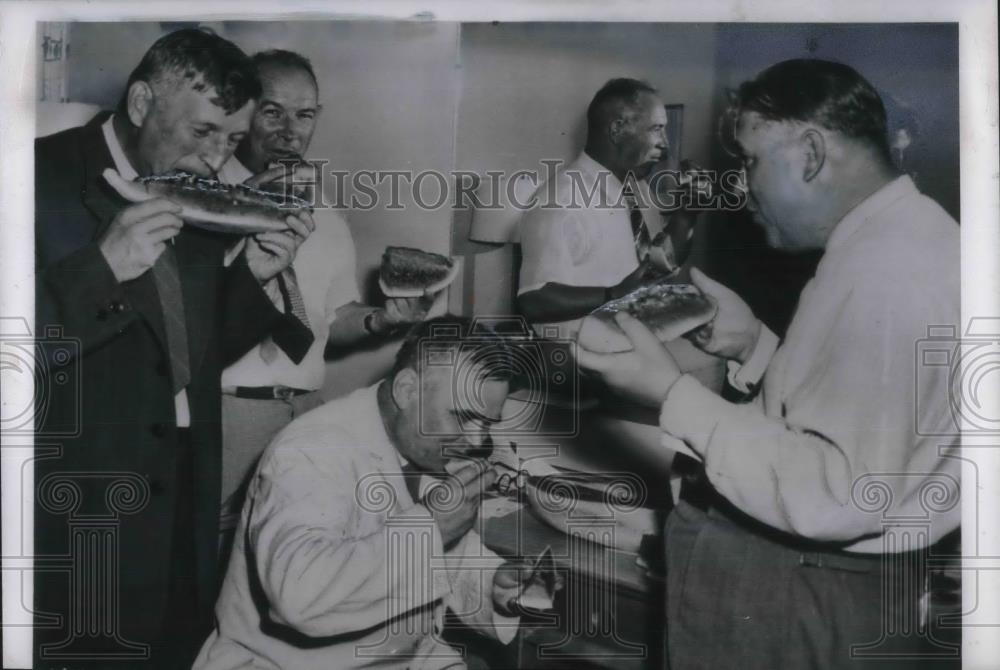 1955 Press Photo Russian Farm Experts Eat Watermelon In Chicago Hotel - Historic Images