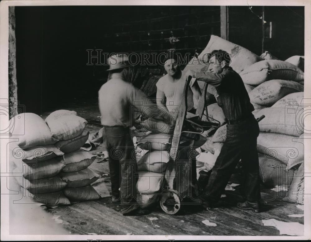 1937 Press Photo LA, Calif Longshoremen return  to work from strike - Historic Images