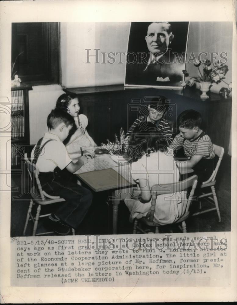 1948 Press Photo First Graders Writing Letters to Paul Hoffman - Historic Images