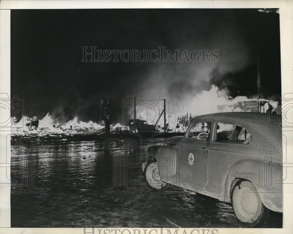 1943 Press Photo Fire burns on a row of Building in Dawson Creek,Canada. - Historic Images