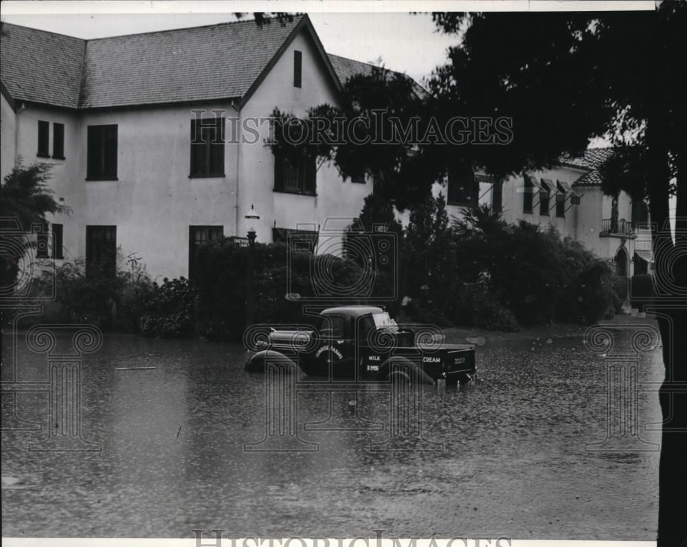 1938 Press Photo Truck stops at Edgewood St. and Orange drive due to heavy rain - Historic Images