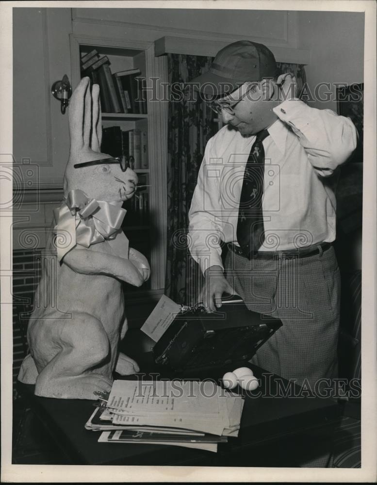 1948 Press Photo Singer Abe Burrowes for Abe Burrows show on CBS radio - Historic Images