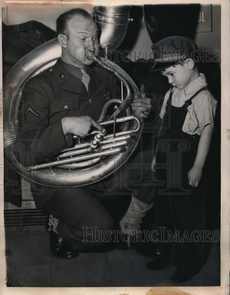 1944 Press Photo Pfc. Red Hodgson sound his big horn with Little Abe Winchester. - Historic Images