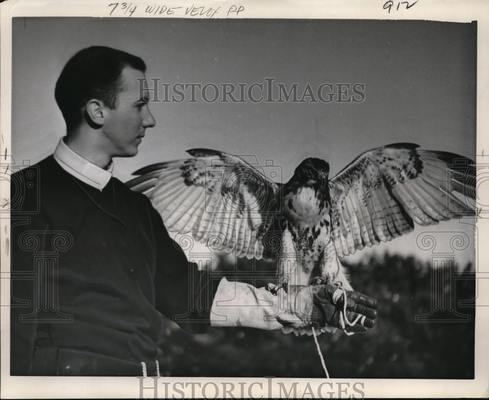 1961 Press Photo Frater Robert Carabin with red-tailed hawk in Lac LaBelle Wis. - Historic Images