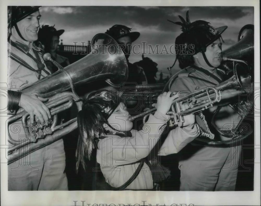 1963 Press Photo Benito Ferrara w/ his trumpet, mascot of the Bersagliere Corps - Historic Images