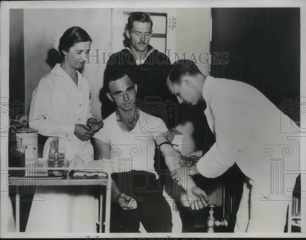 1934 Press Photo Sailors Jack Heibel and Al Sibitz Giving Blood for Leukemia - Historic Images