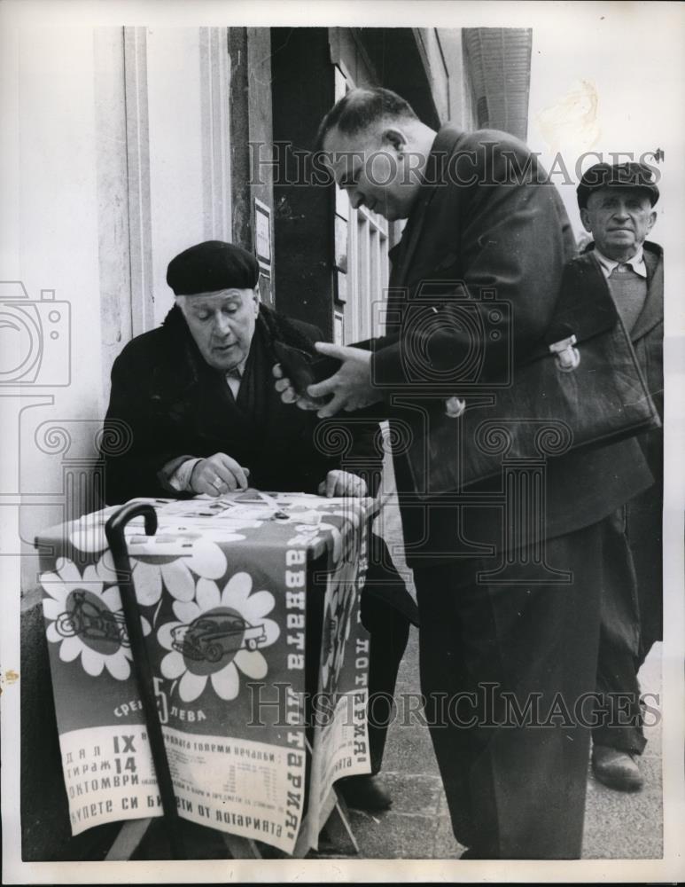 1959 Press Photo Sofia, Bulgaria men gambling at lottery ticket vendor - Historic Images