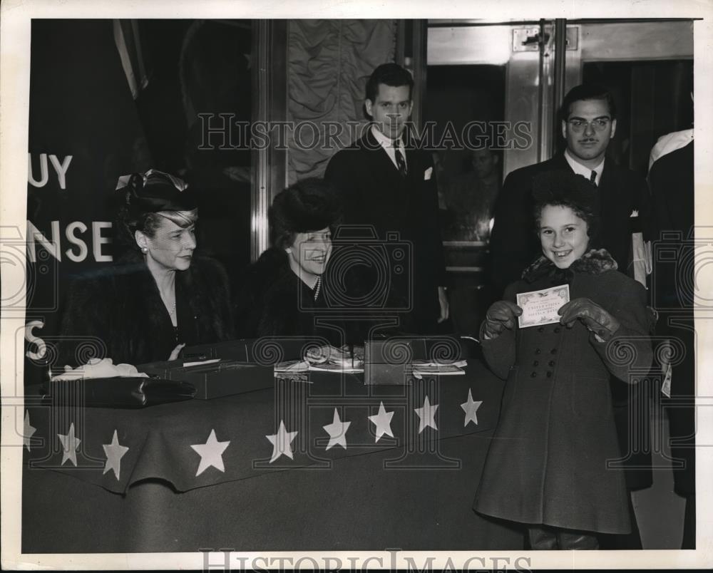 1942 Press Photo Joy Alperstein, 98-11 Queens Blvd, Forest Hills shows stamps - Historic Images