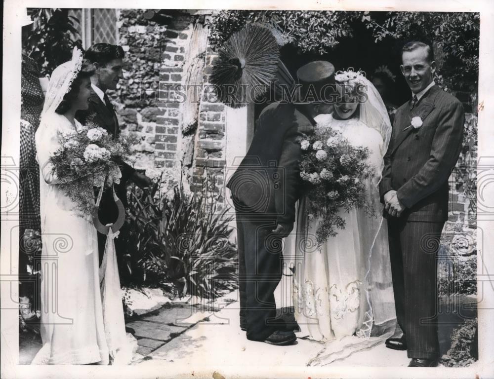 1947 Press Photo Doreen Reed and Sydney Scotson during their wedding. - Historic Images