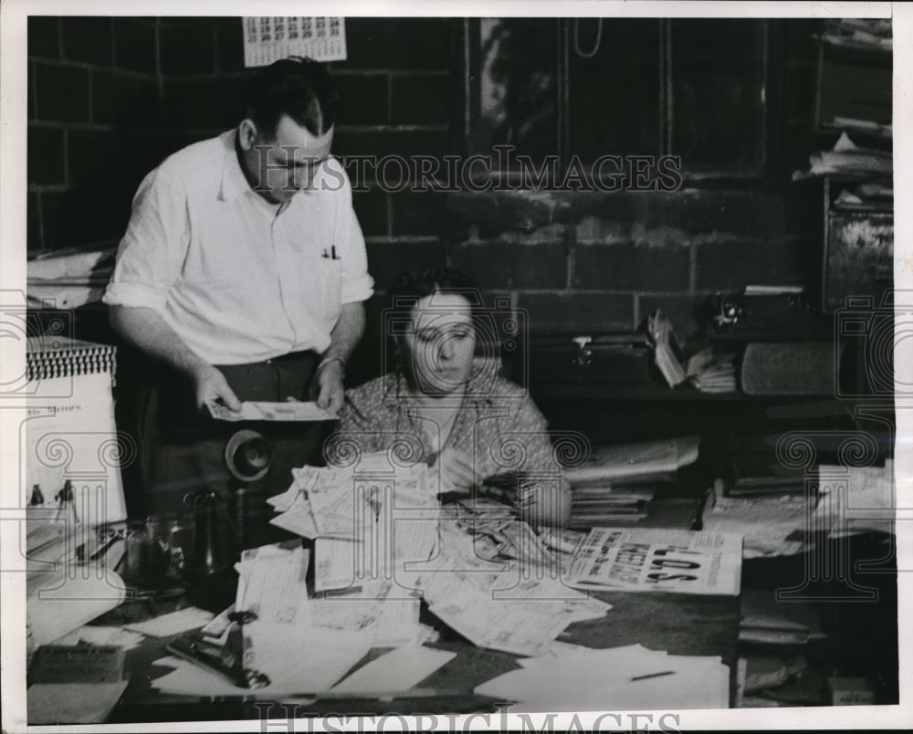 1952 Press Photo Mr &amp; Mrs Victor Green Count Money They Received From Others - Historic Images