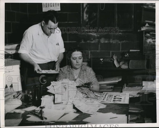 1952 Press Photo Mr & Mrs Victor Green Count Money They Received From Others - Historic Images
